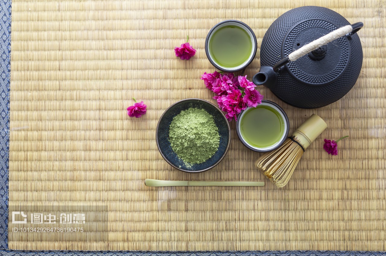 健康养生的抹茶和日式茶具